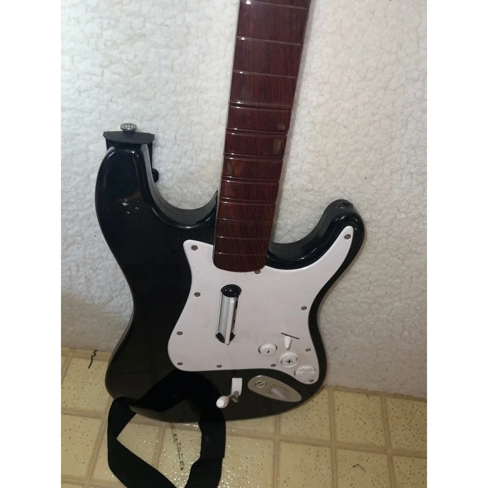 Rock Band Fender Stratocaster Wireless Guitar‎ Wii Black White NWGTS2 Harmonix